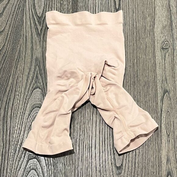 NWOT Skims Shapewear Knee Shorts Sculpting Mid Thigh Open Gusset Tan Size S-M - Picture 1 of 3